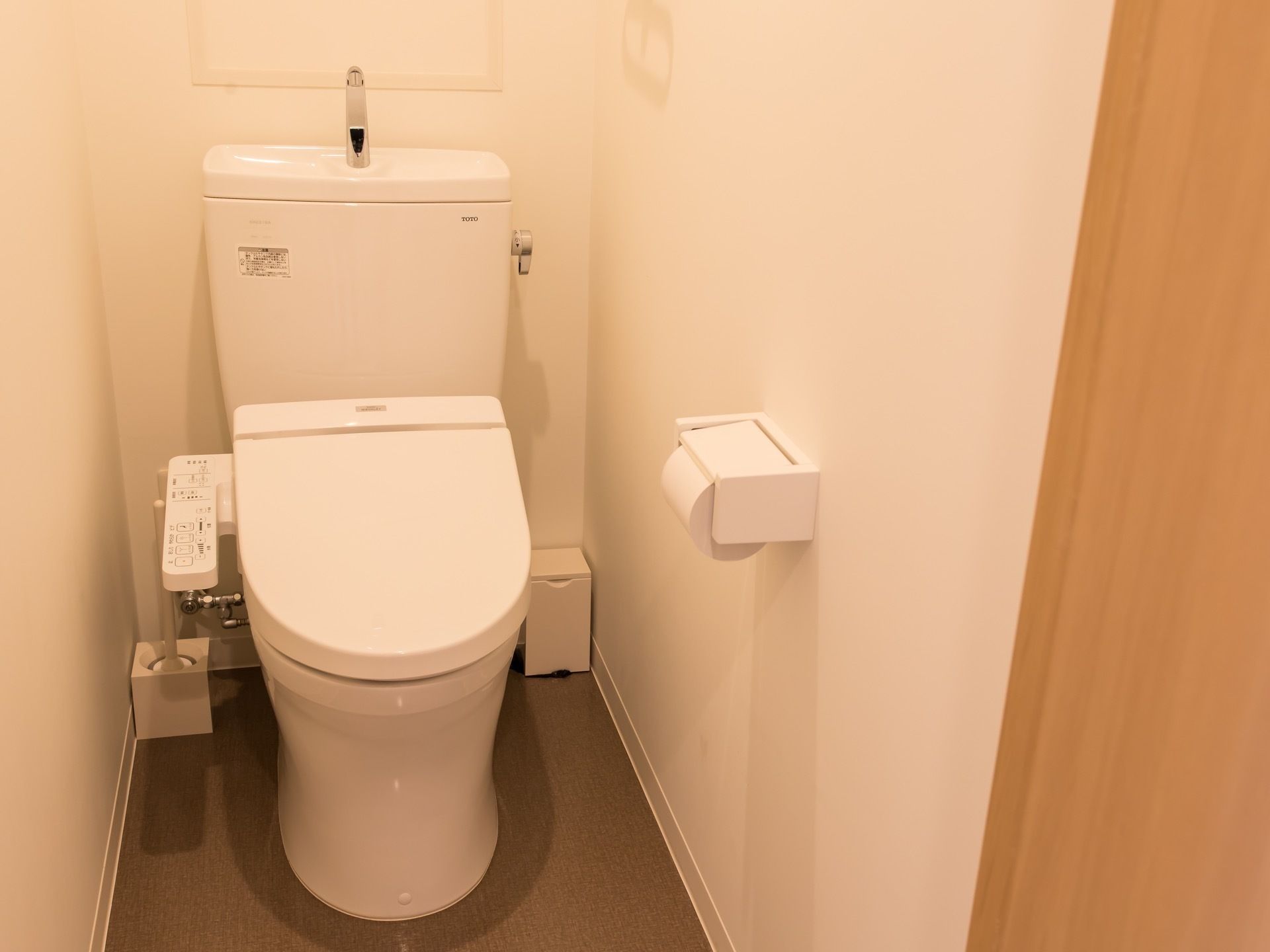 居室のトイレは白を基調としておりスッキリしている。洗浄式のトイレになっており、ボタンで簡単に操作ができる。
