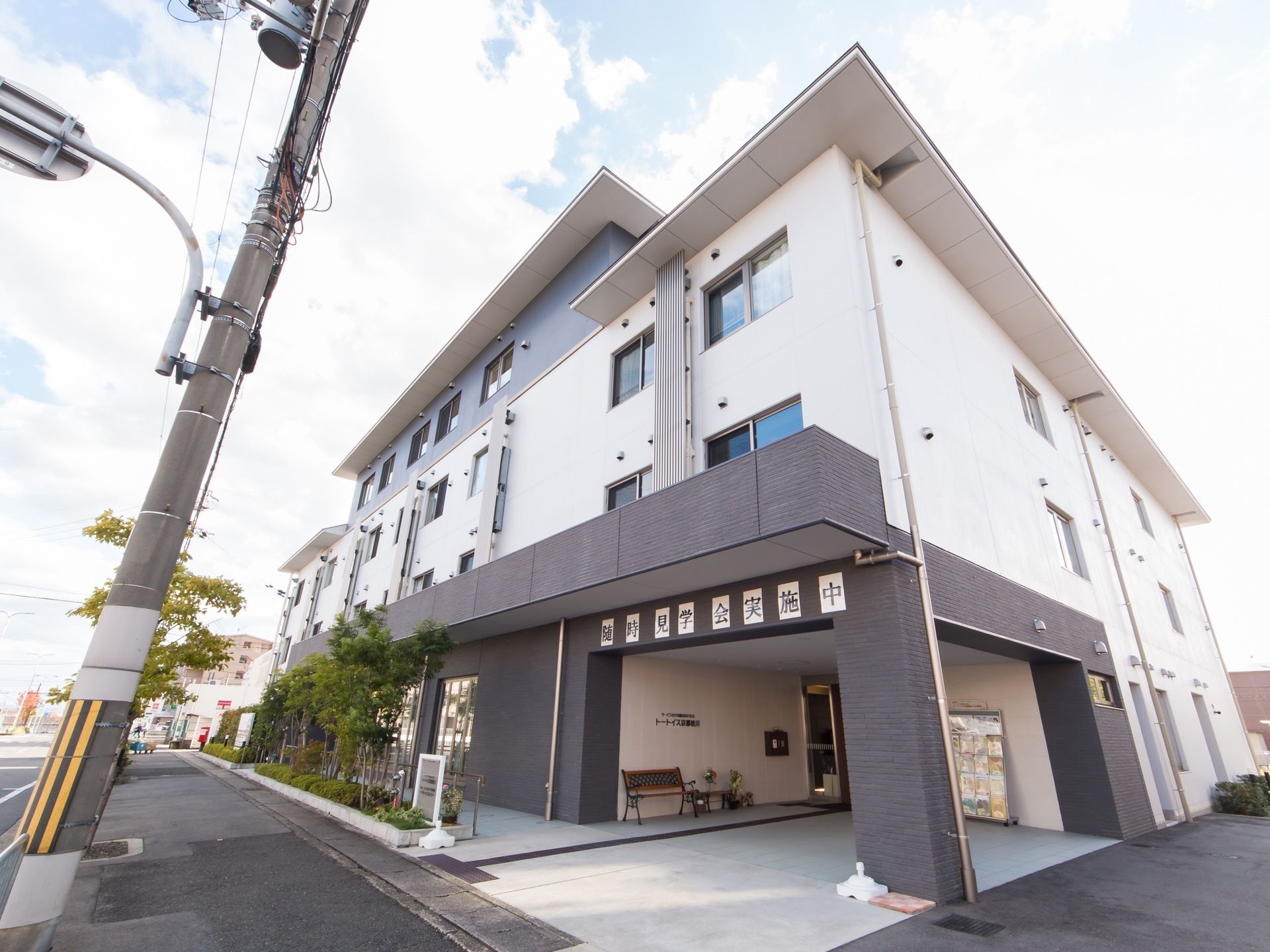 大きな通りに面した場所にあり、日当たりに恵まれている。地上４階建てで、グレーと白を基調としたモダンな外観である。