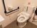 トイレは手すり以外白で統一されているため、青色の手すりがとても目立つ。清掃が行き届いており、気持ちよく使うことができる。