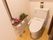 温水洗浄便座が採用されたきれいなトイレである。呼び出しボタンが壁にあり、いざという時もすぐに連絡をすることができる。