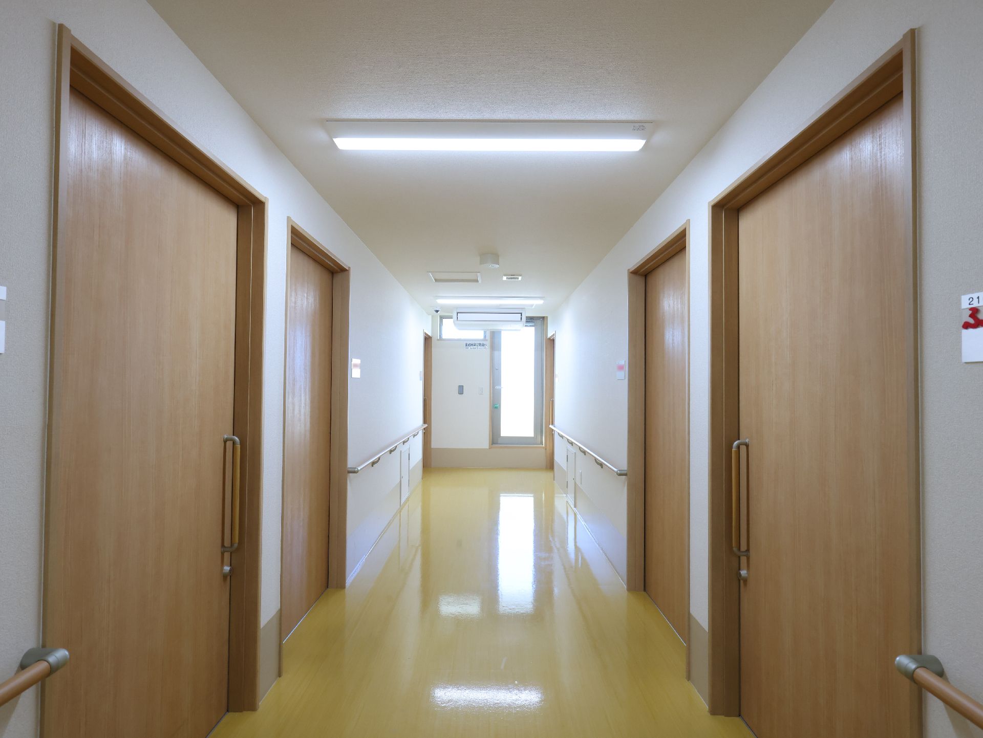 手すりが設置されている廊下
