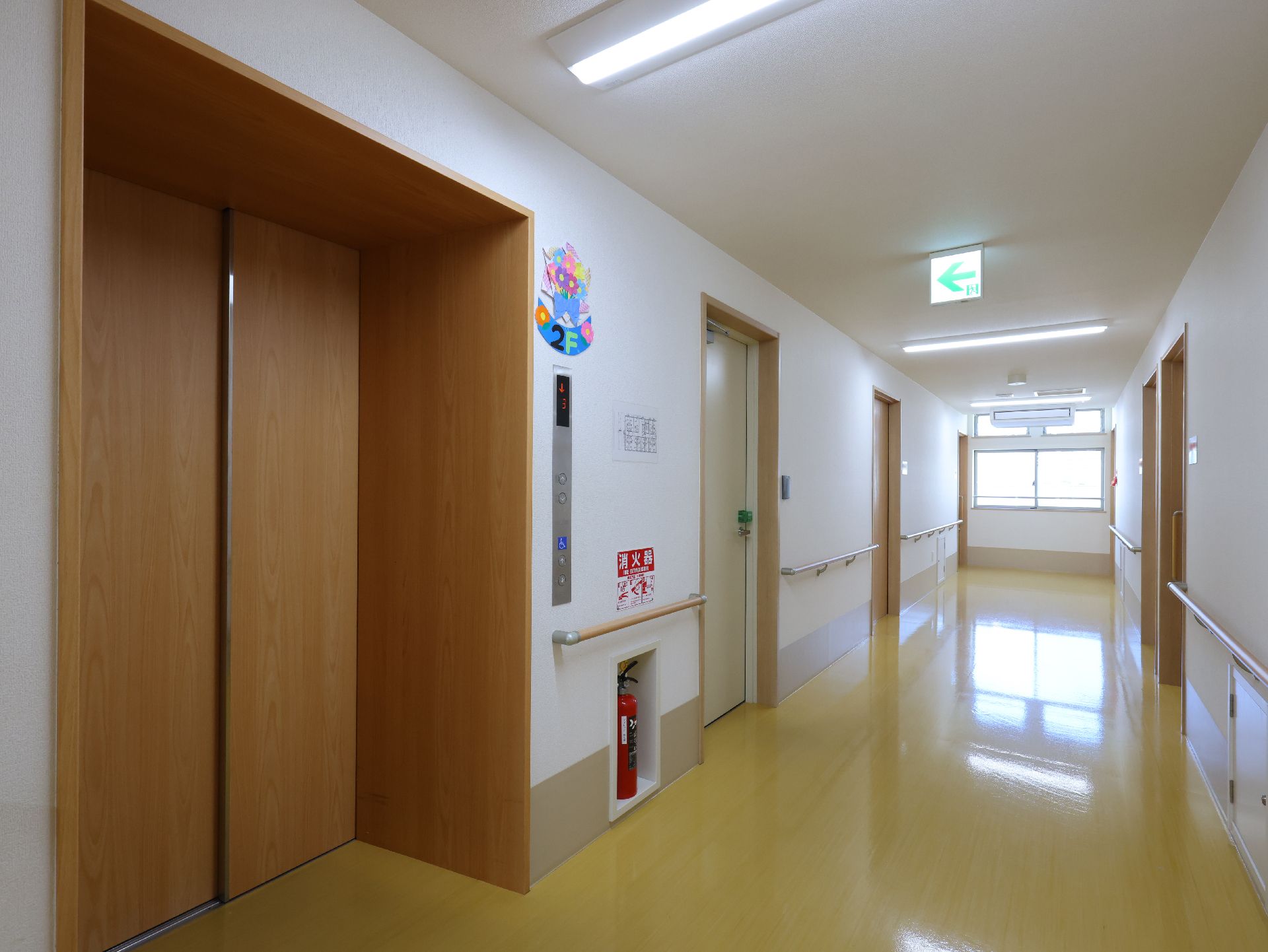 手すりが壁に設置され、バリアフリー化されているエレベーター