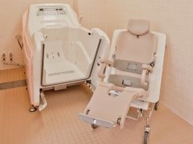 介護度が高い入居者のための機械浴を設置した浴室。座ったままの入浴が可能。