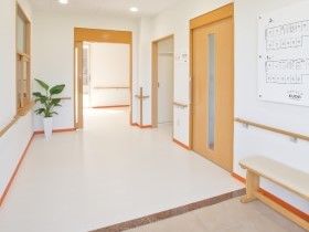 段差のない玄関にはベンチが設置され、館内全域に手すりが設置されている。
