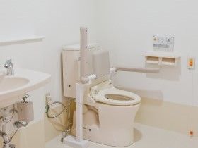 トイレには背もたれや可動式の手すりが付き、呼び出しボタンもついている。