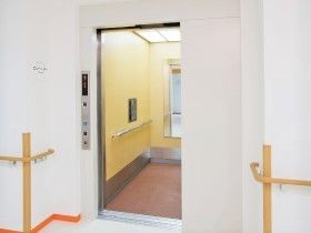 ストレッチャー対応のエレベーターを設置。手すりが多くつけられている。