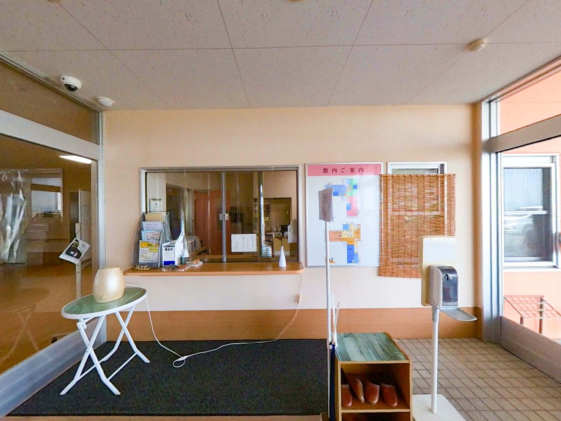受付と案内板のあるエントランス
