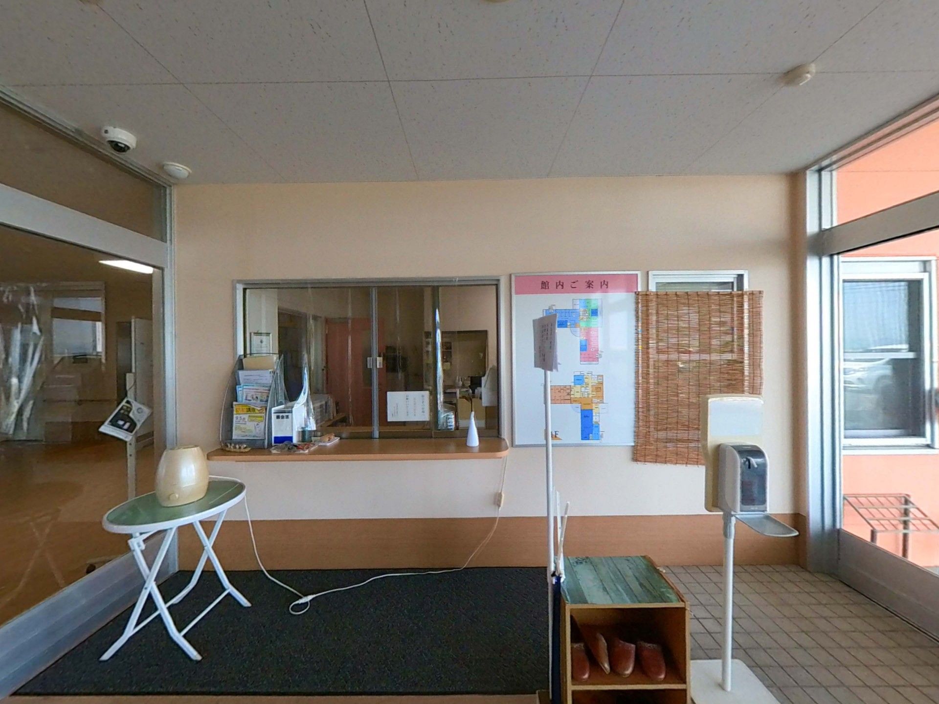 受付と案内板のあるエントランス
