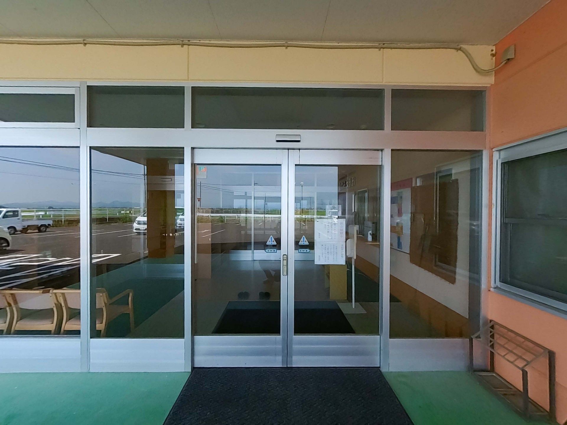 ガラス扉のエントランス