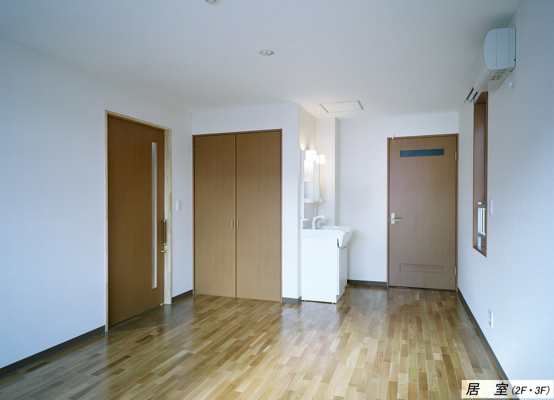 洗面所、クローゼット、トイレが設置されている広いフローリングの個室