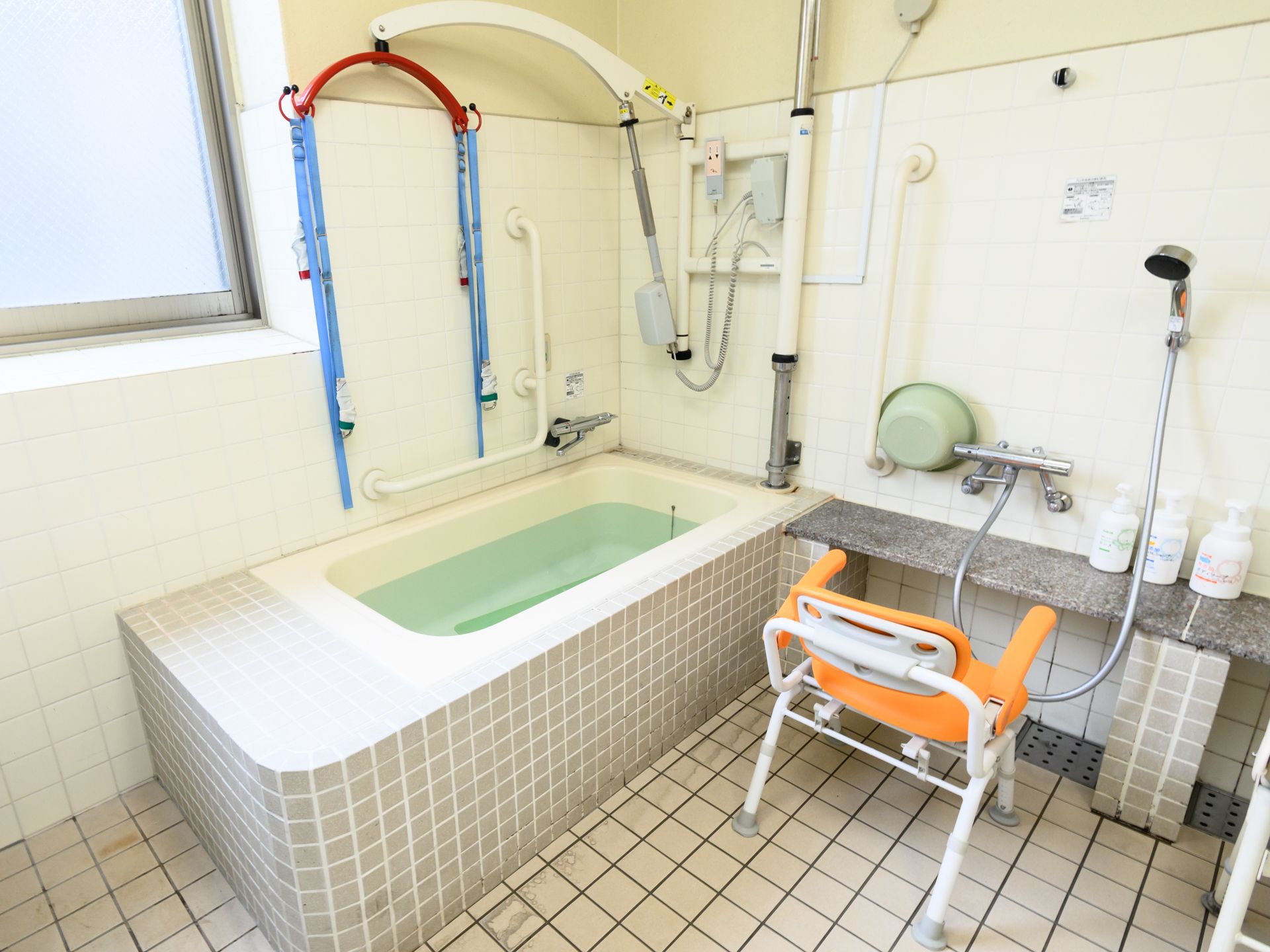 手すりを設置している浴室