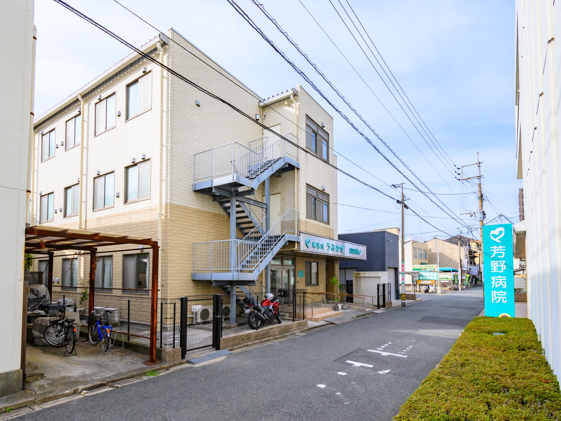 エレベーターが完備されている２階建ての施設