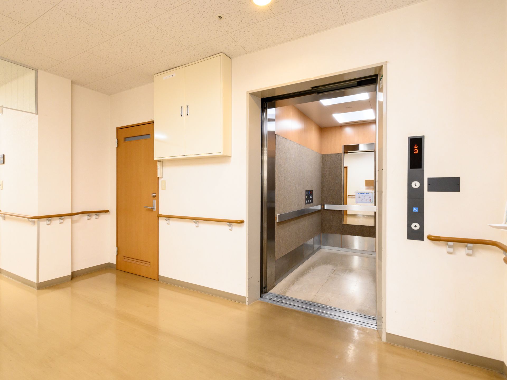 エレベーターが設置されている館内