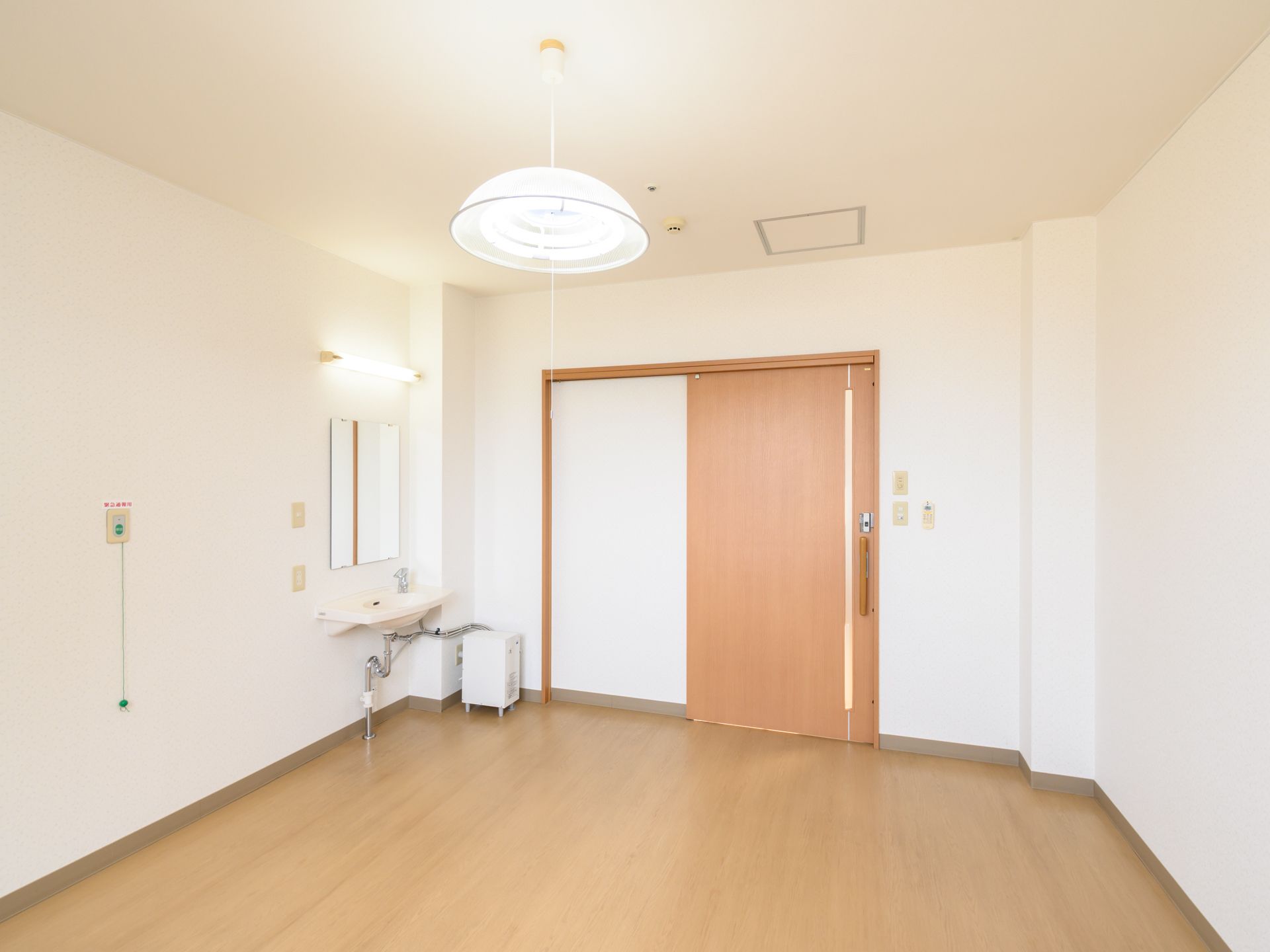 鏡のある洗面台が設置された居室