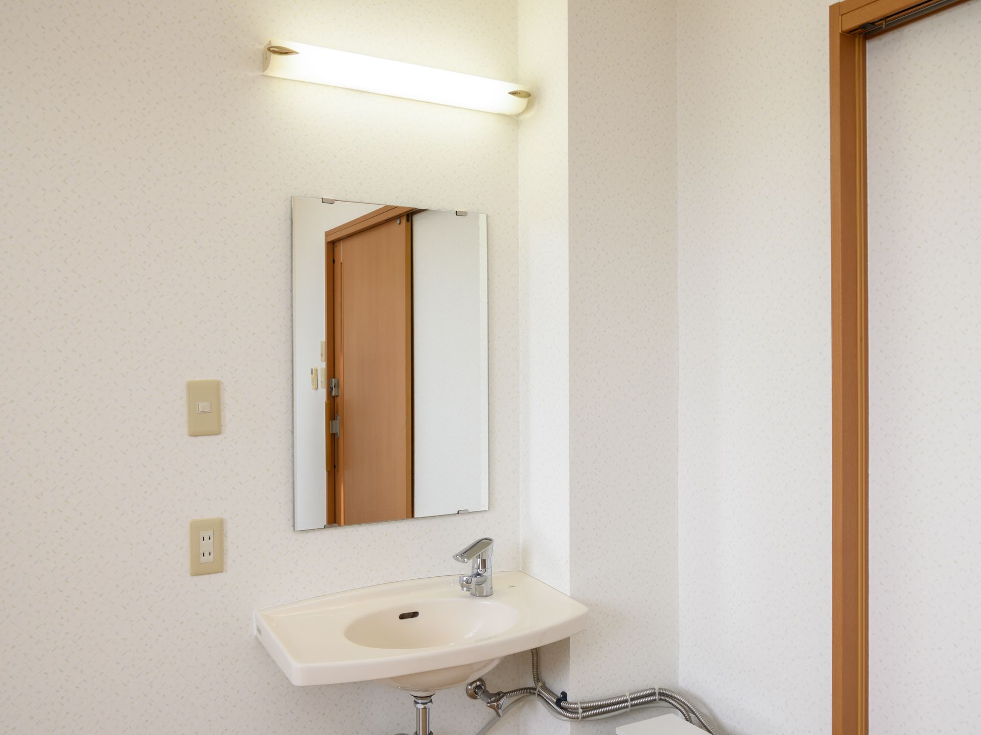 明るい照明も設置されている洗面台