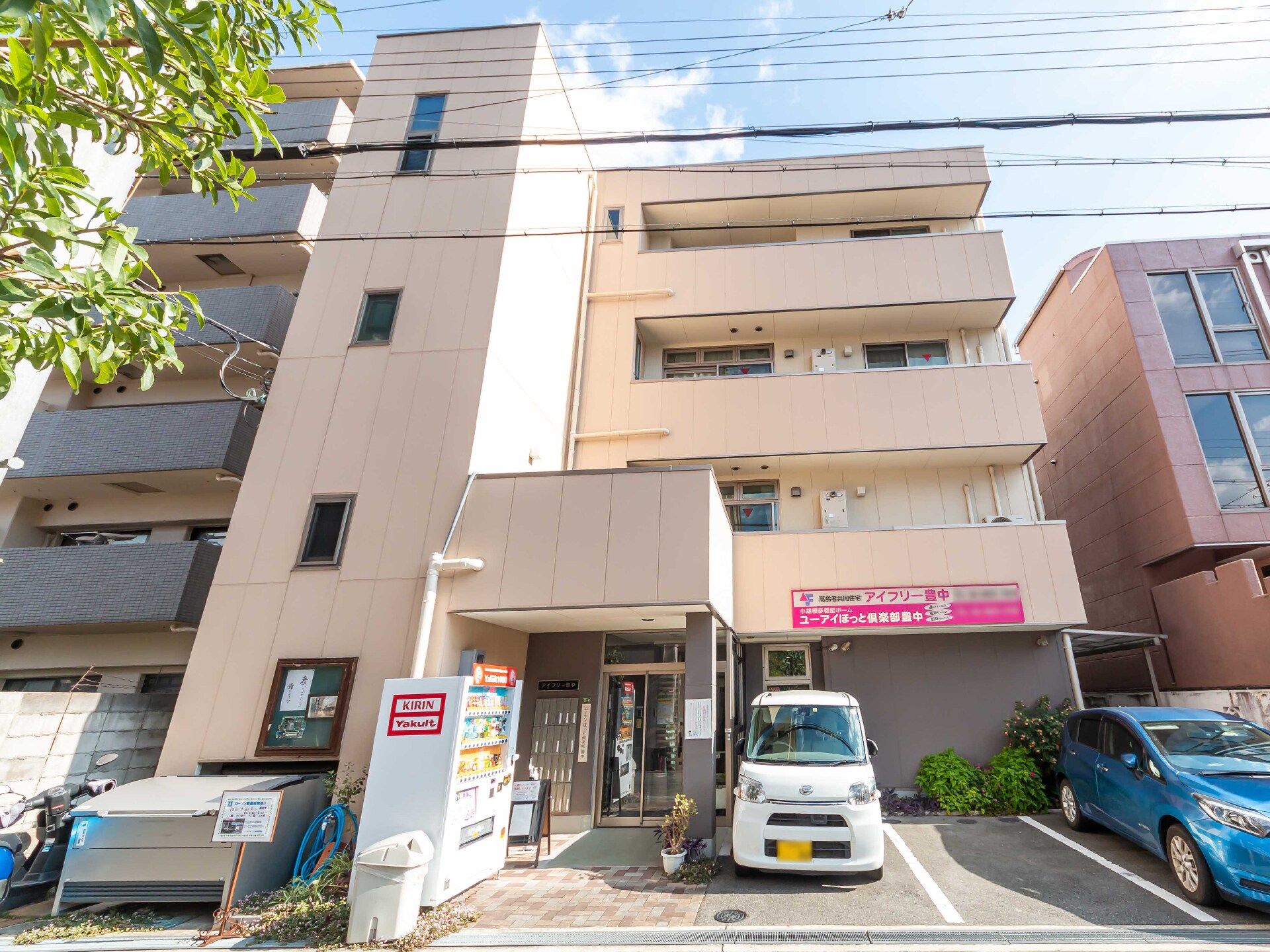 車椅子の人でも楽に移動できるように段差を排除した介護施設の外観