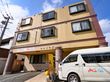茶色の外装でおおわれており、３階建ての介護施設