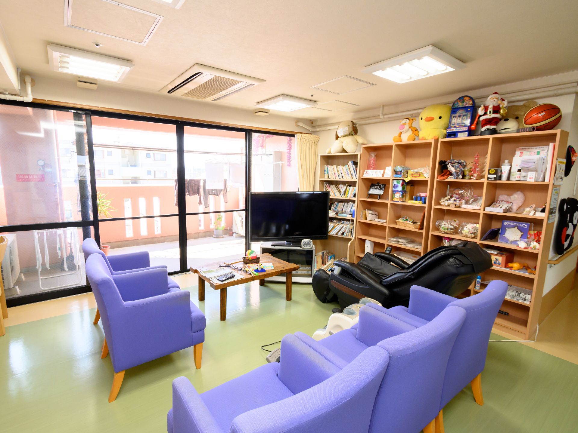 椅子やテレビ、収納棚が設置されている共有スペース