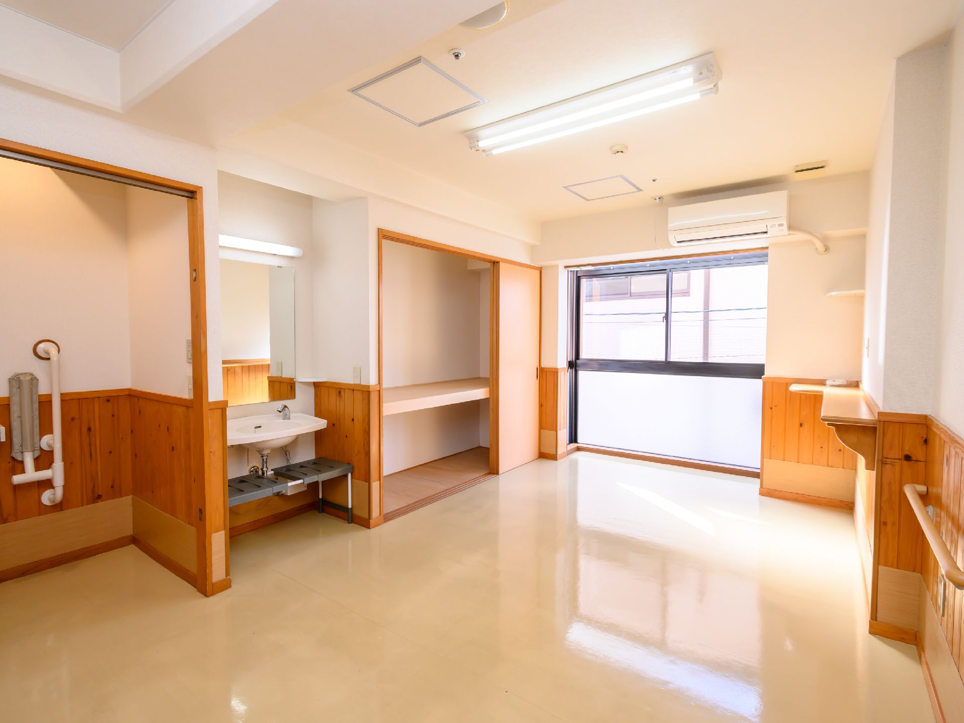 手すりが行き渡り、段差が解消されている館内の廊下