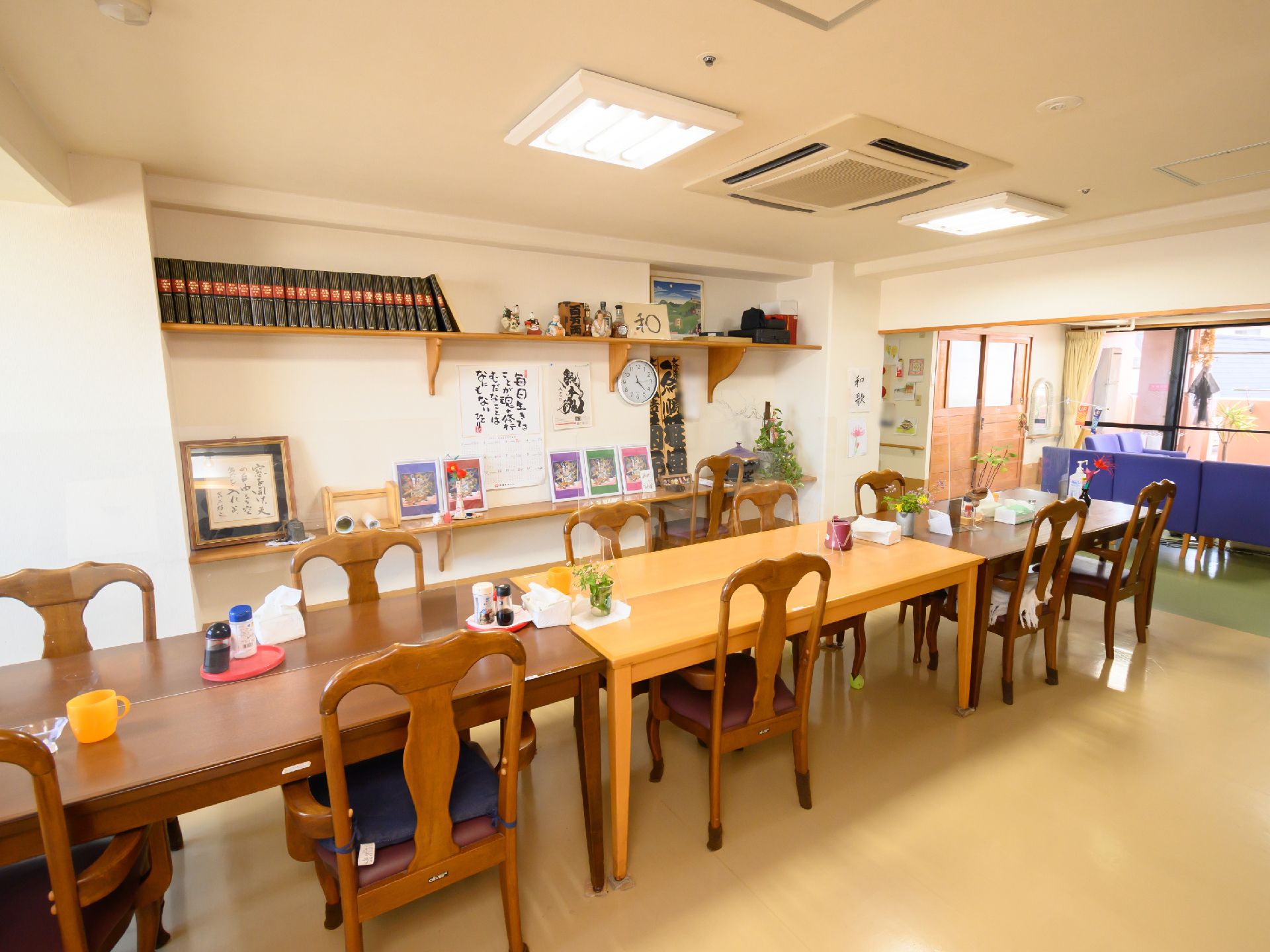 車いすから立ち上がろうとしている男性とそれを補助しようとしている女性スタッフの様子