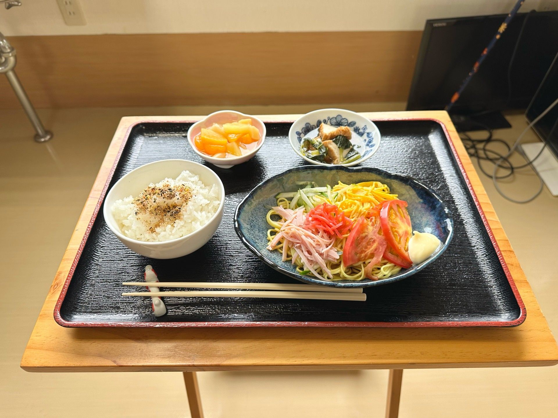 ごはんと冷やし中華、煮物とフルーツのセット