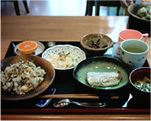 ちらし寿司と焼き魚と冷やっこのセット
