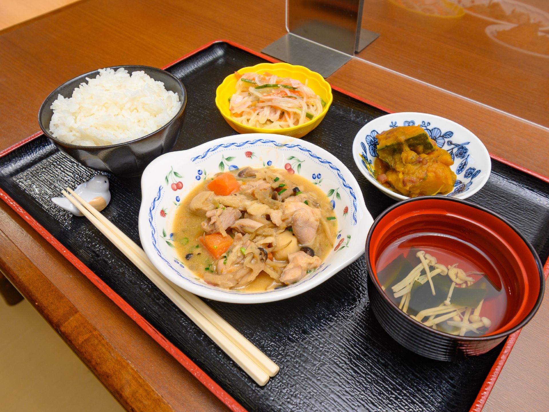 入居者の体調や嚥下機能に合わせて調理される食事