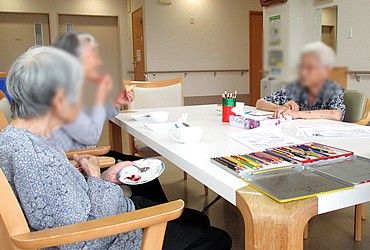 談笑するテーブル