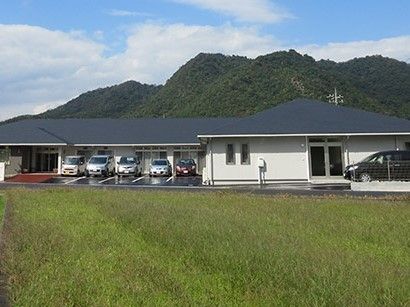 山や畑に囲まれ緑にあふれる周辺環境。広い駐車場もある。