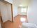 居室入口付近に、スライドドアのトイレと洗面台がある。部屋の奥は、窓のある明るい居住スペースになっている。