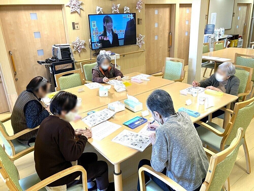 憩いの食堂でパズルを楽しむ様子