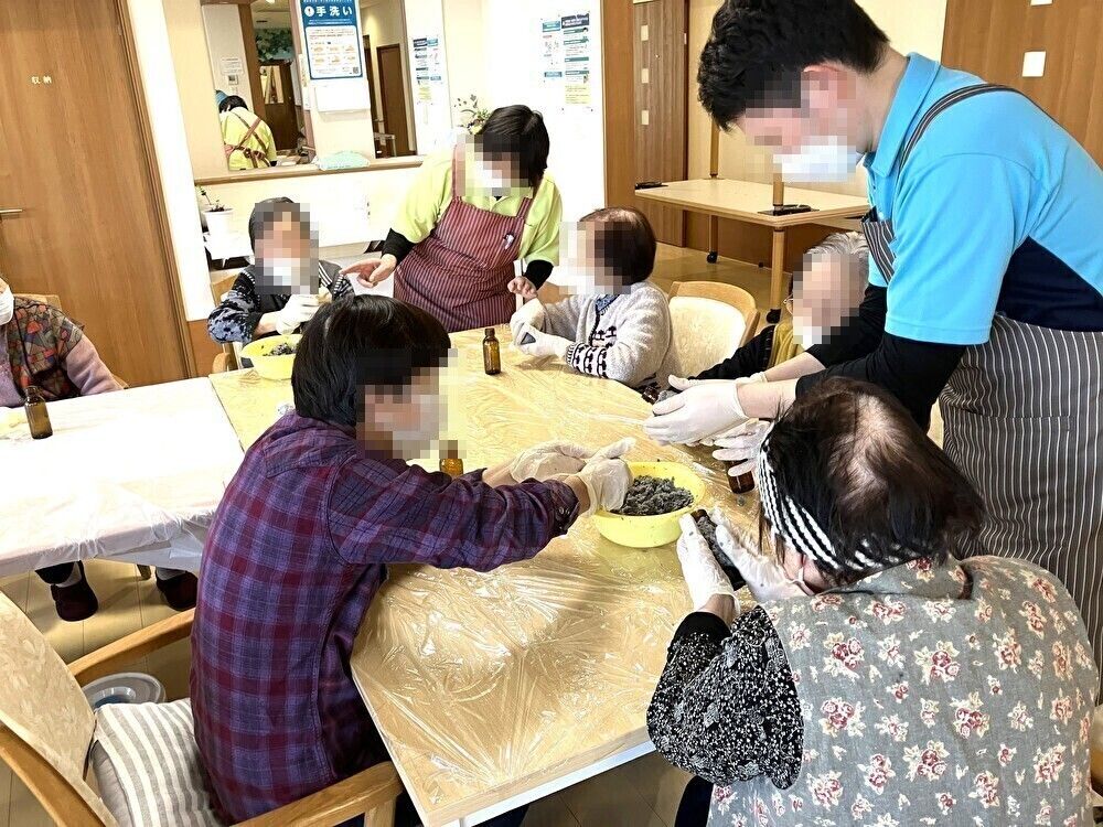 多目的室での書道活動