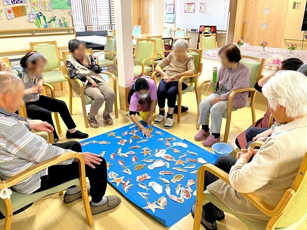 テーブルセットが設置された共用スペース