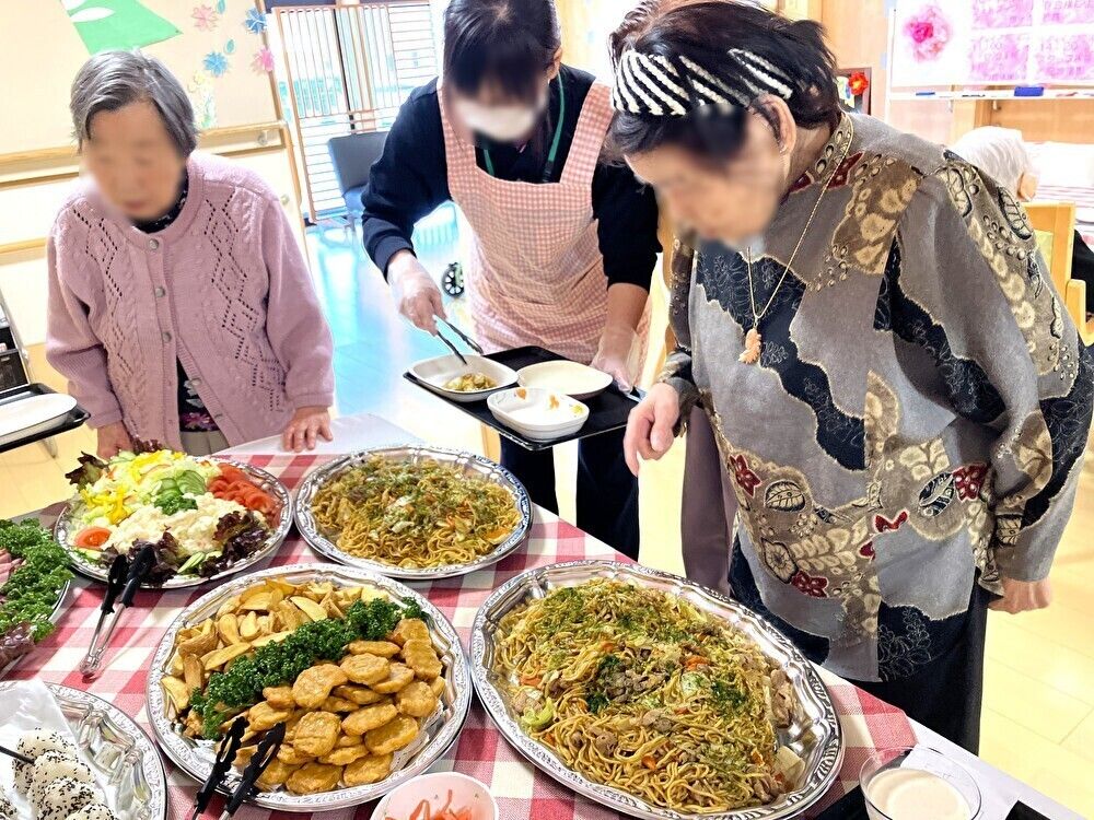白いご飯や具沢山のみそ汁、野菜の和え物、目玉焼き、煮物などが並んでいる。