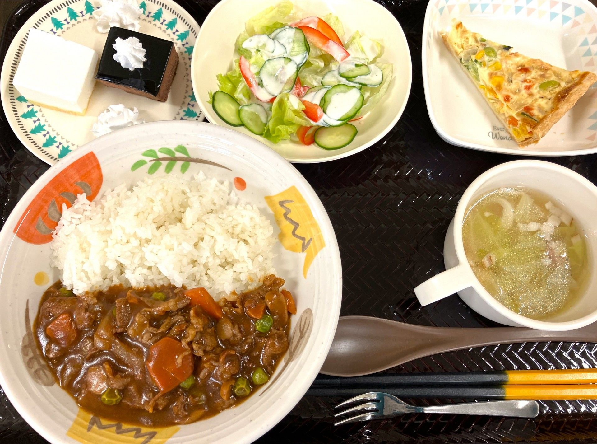 かぼちゃの煮つけに野菜の和え物、ピカタのようなもの、白いご飯、みそ汁などが並んでいる。