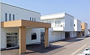 明るいエントランスの施設