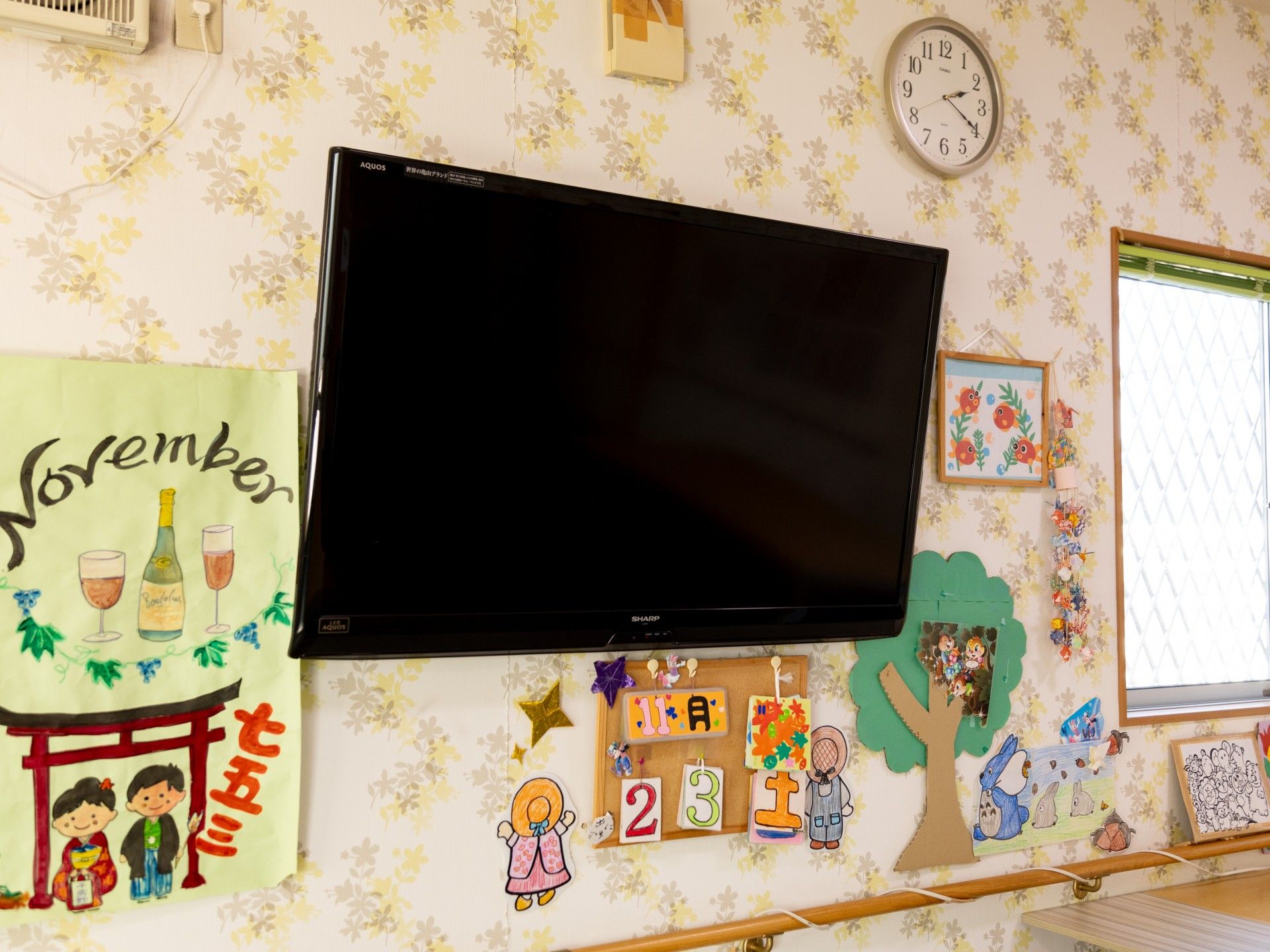 壁掛けテレビのある部屋