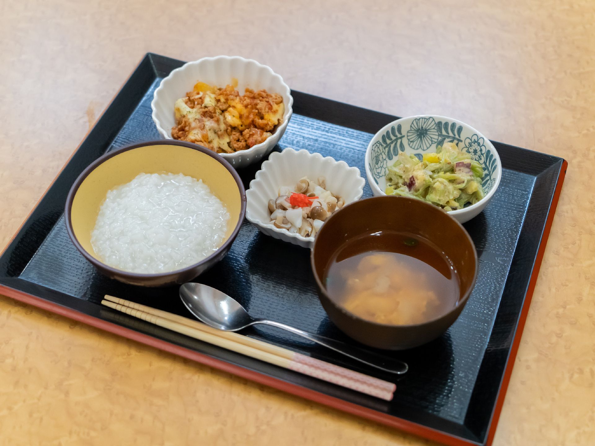 ご飯と味噌汁がセットになったメニュー