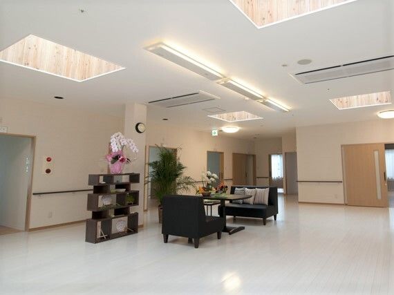 施設内の広めの談話室の様子。高齢者がリラックスできるスペース