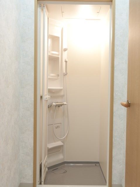 小さなシャワールームの様子。施設内の部屋に取り付けられたシャワールーム