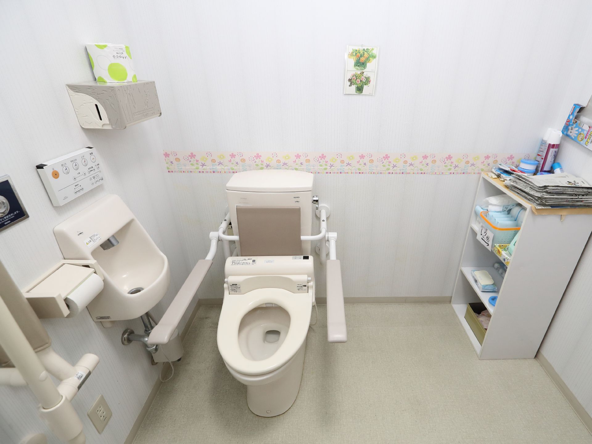 両サイドに手すりが設置されているトイレ
