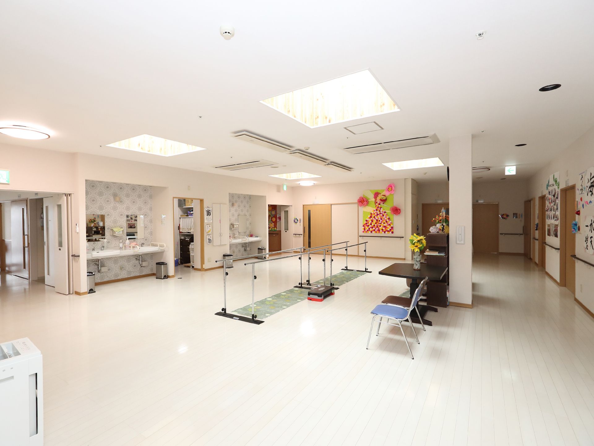 天井の高い広々とした共有スペース