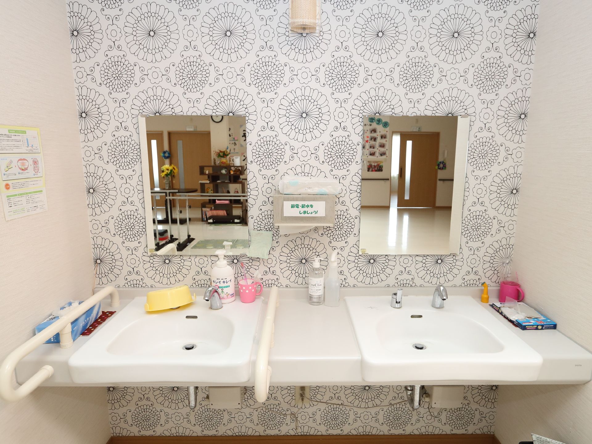 複数の洗面台が設置されている共有スペース