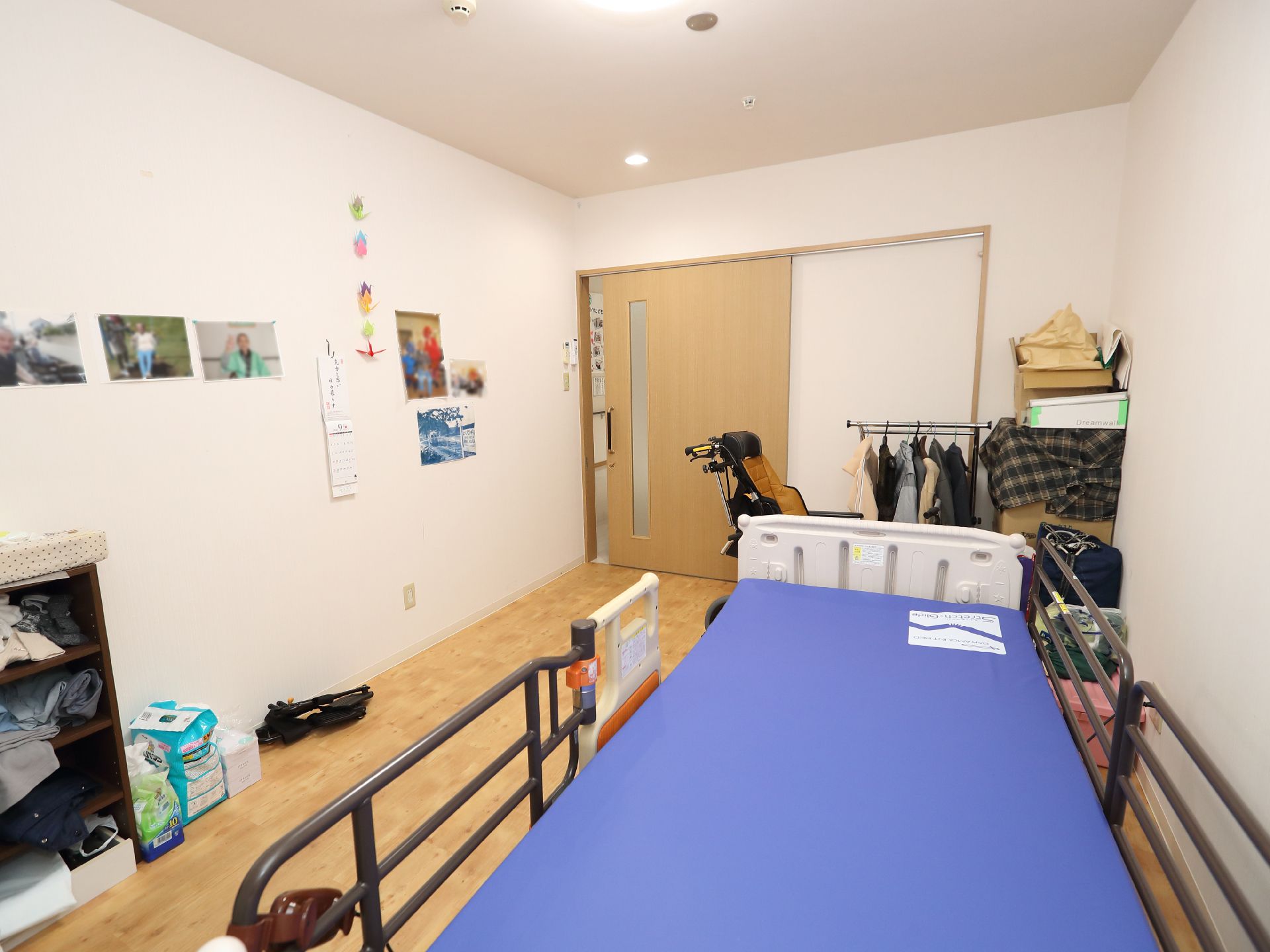 柵を設置しているベッド