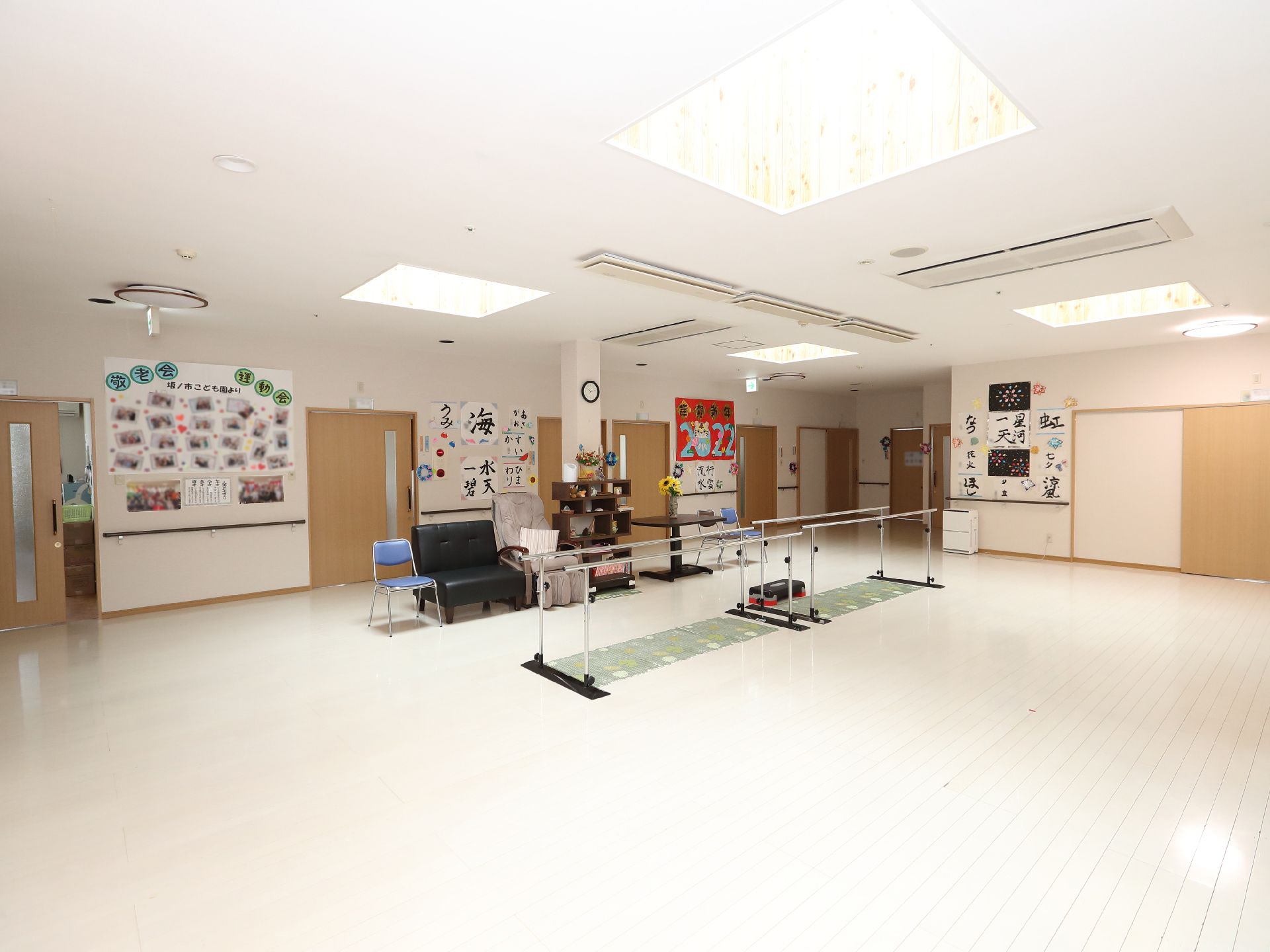 振り返る高齢女性と目を合わせる女性ヘルパー