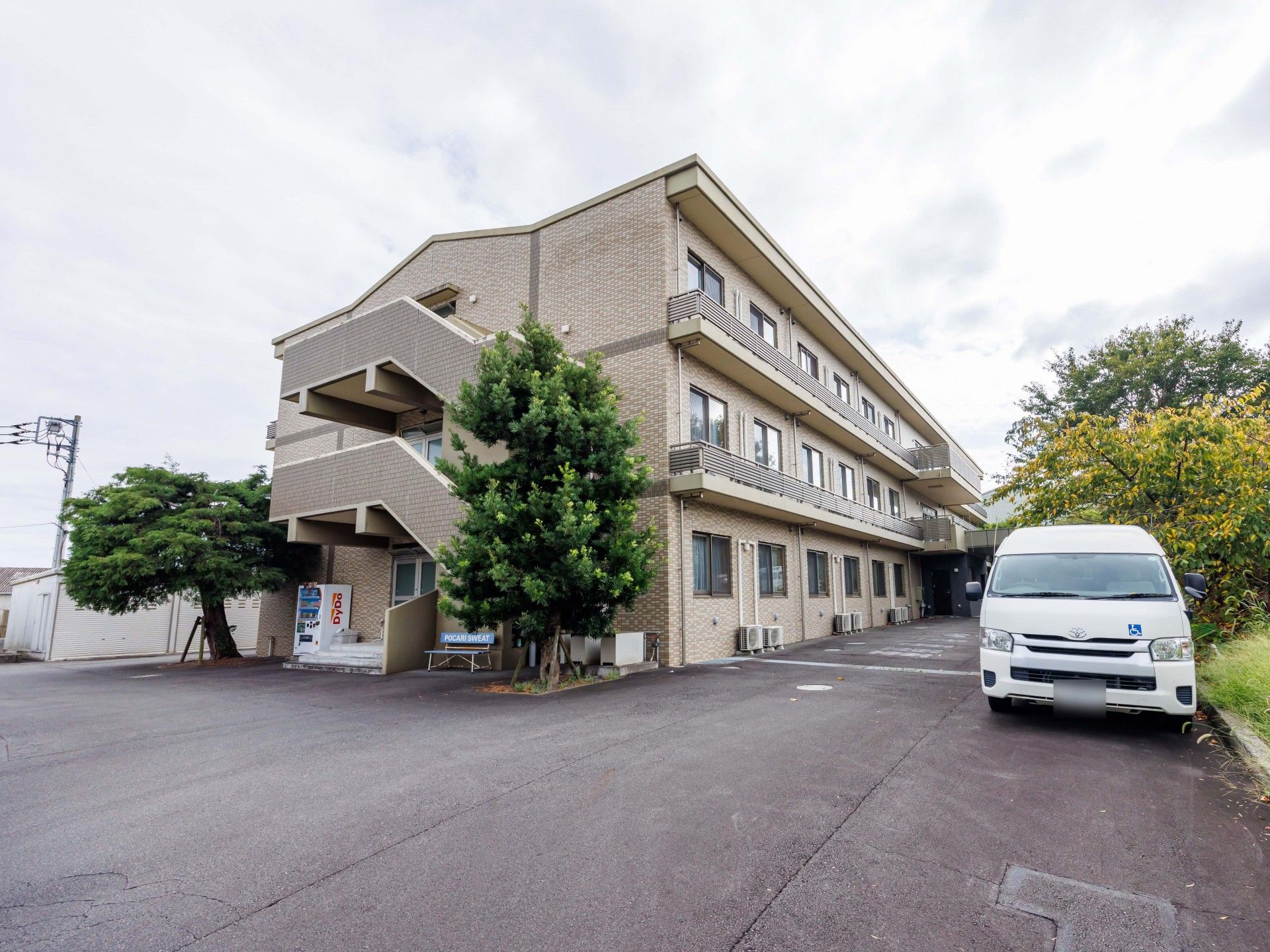 広い駐車場の建物外観
