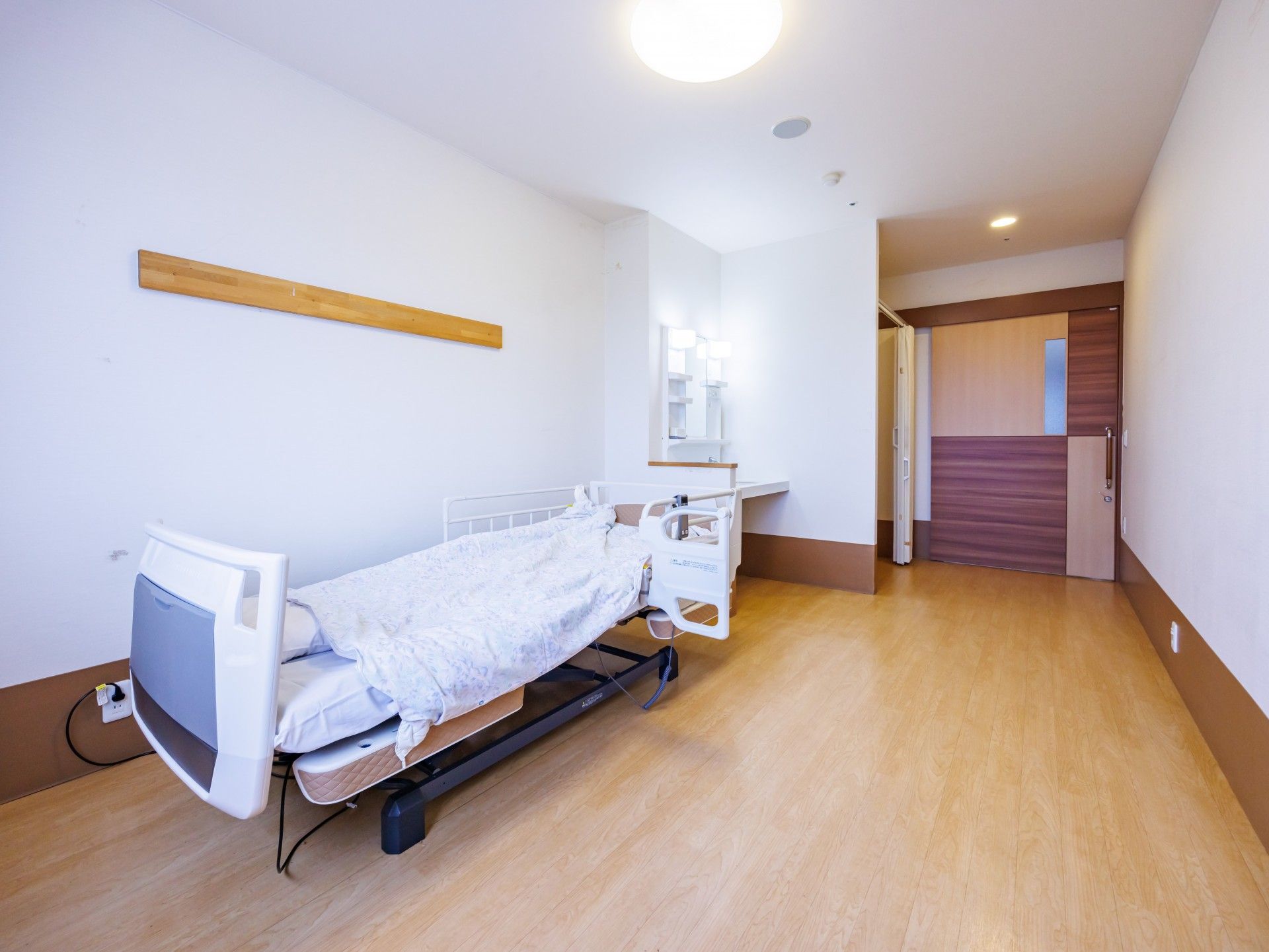 ベッドと机のある部屋