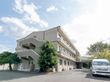 緑に囲まれた建物外観