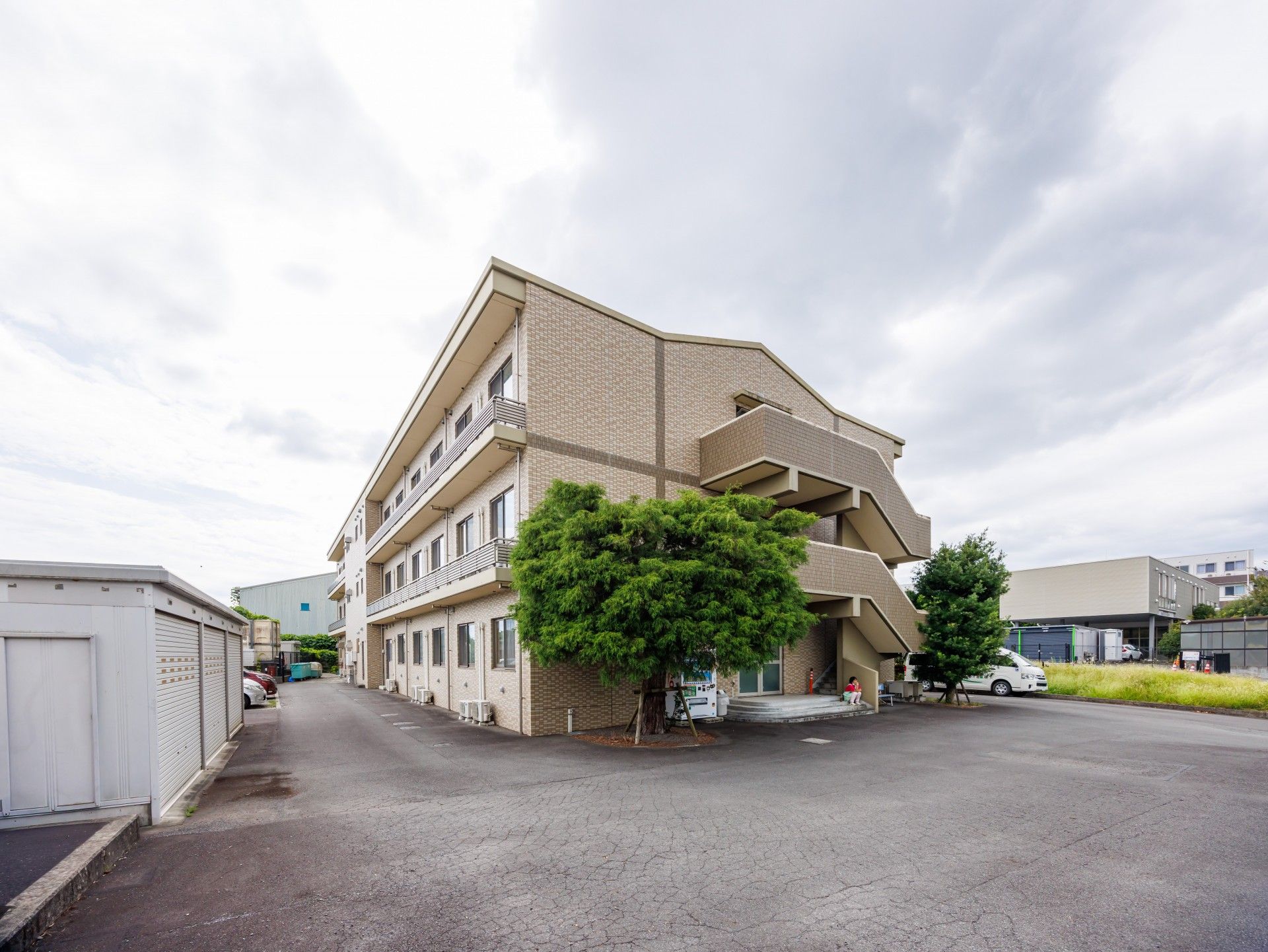 緑豊かな建物の外観