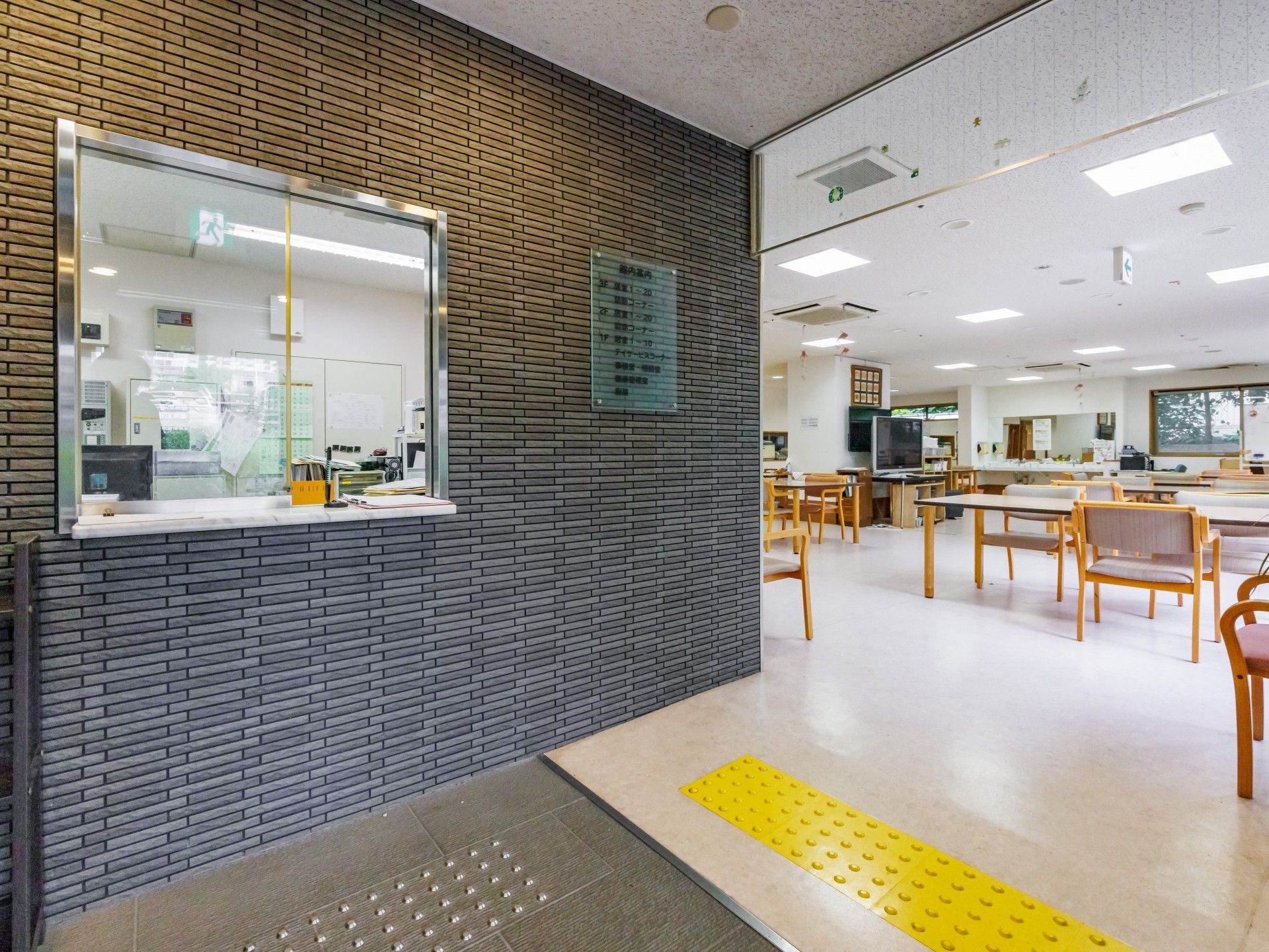 受付と広い共有スペース